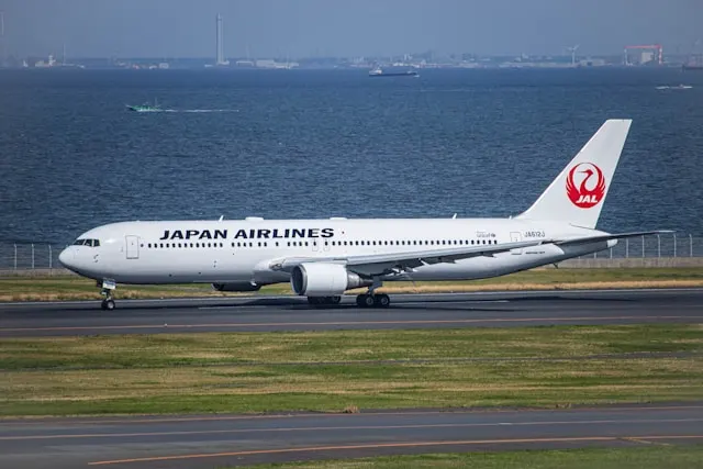 Japan Airlines თვითმფრინავი აეროპორტში — ფრენები იაპონიაში და ვიზის მიღება