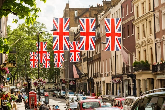 ლონდონის ქუჩა Union Jack დროშებით — ბრიტანეთის ვიზაზე უარის მიზეზები